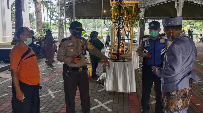 Sebuah resepsi pernikahan di Surabaya dibubarkan polisi. Pembubaran itu sebagai penerapan 5M di masa PPKM Mikro.