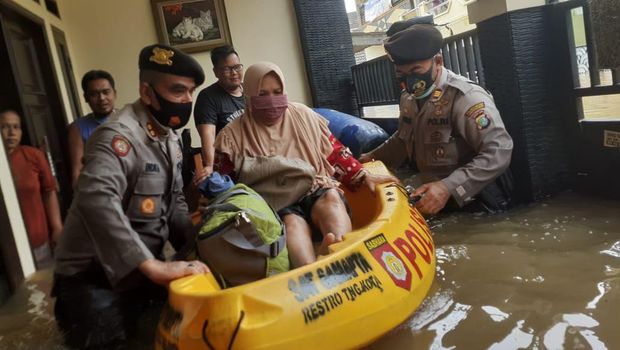 Ribuan personel Polri dikerahkan guna membantu korban terdampak banjir Jakarta dan tanggul Citarum yang jebol (Foto: Adhyasta/detikcom)