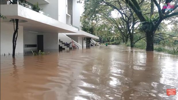 Rumah Irish Bella dan Ammar Zoni Kebanjiran