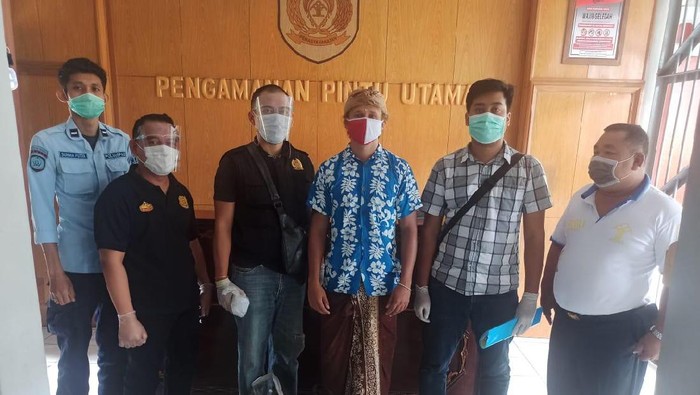 Seksi Intelijen dan Penindakan Keimigrasian Kantor Imigrasi Kelas I TPI Denpasar melaksanakan penjemputan terhadap Arseny Trofimov ke Rutan Kelas IIB Bangli, Sabtu (20/2/2021). (Foto: Dok. Kanwil Kemenkumham Bali)