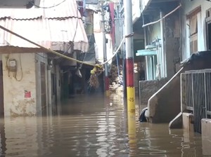 Sempat Surut, Banjir di Kebon Pala Jaktim Naik Lagi Sekitar 90 Cm