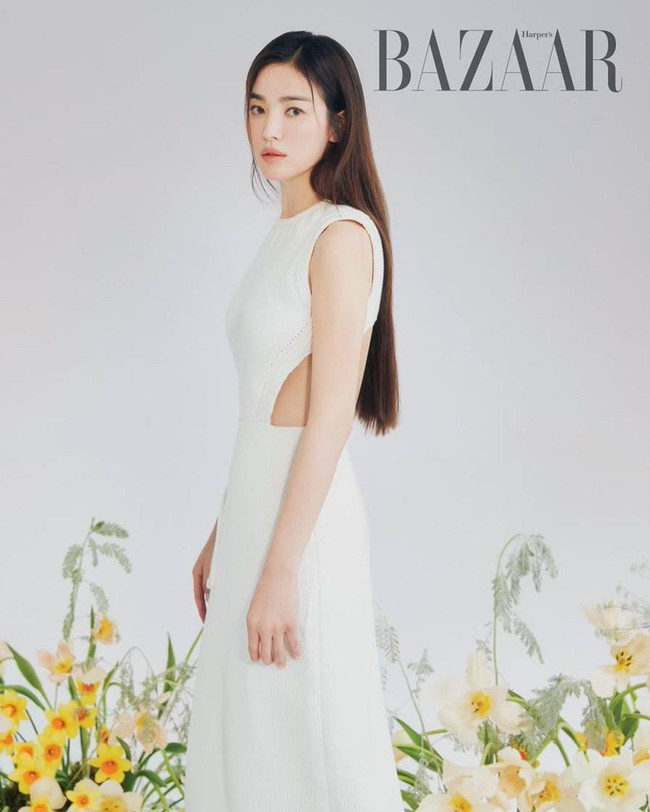 Song Hye Kyo cukup lama tak muncul dalam acara tv atau drama. Namun kehadirannya dalam pemotretan terbaru cukup memuaskan hati para penggemar. Apalagi aktris Korea itu tampil menawan sebagai brand ambassador pertama Fendi. Foto: Dok. Harpers Bazaar