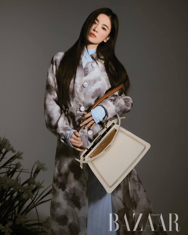 Sang aktris pun kerap memamerkan gaya elegannya dengan tas Fendi di akun Instagram (@kyo1122). Baru-baru ini, terungkap tarif endorse yang diterima Song Hye Kyo dari Fendi. Foto: Dok. Instagram kyo1122