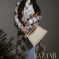 Sang aktris pun kerap memamerkan gaya elegannya dengan tas Fendi di akun Instagram (@kyo1122). Baru-baru ini, terungkap tarif endorse yang diterima Song Hye Kyo dari Fendi. Foto: Dok. Instagram kyo1122