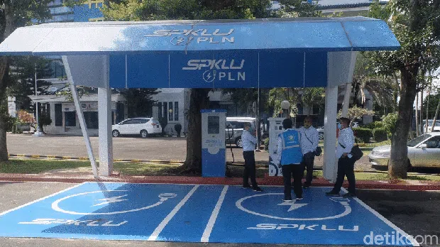 Stasiun Pengisian Kendaraan Listrik Umum (SPKLU) di kantor PLN UP3 Bandung.
