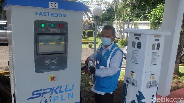 Stasiun Pengisian Kendaraan Listrik Umum (SPKLU) di kantor PLN UP3 Bandung.