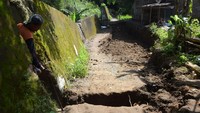 Menurut warga setempat banjir Sungai Jeroan selama beberapa hari terakhir mengakibatkan tanggul sungai putus dan ambles yang diikuti amblesnya areal di sekitar permukiman warga sedalam sekitar dua meter dan panjang sekitar 30 meter.