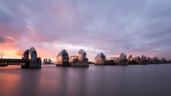 Inggris juga menciptakan teknologi penahan banjir namanya Thames Barrier di Sungai Thames, London sejak tahun 1984. Saat ada ancaman banjir, gerbang akan muncul dari bawah air untuk mencegah London kebanjiran. (iStock)