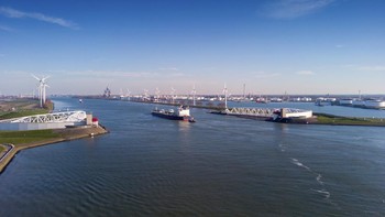 Infrastruktur besar di Belanda untuk menahan banjir adalah Maeslant Storm Surge Barrier atau Maeslantkering di Rotterdam sejak 1997. Kalau normal, gerbang dibuka untuk lalu lintas kapal. Kalau banjir gerbangnya ditutup untuk menahan aliran banjir. (iStock)