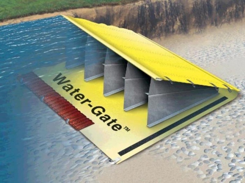 Water-Gate Self-inflating Barrier buatan Hydro Response Ltd dari Selandia Baru.