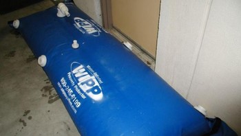 WIPP atau Water Inflated Property Protector juga buatan dari Hydro Response. Ini adalah kantung polyester berlapis vinyl berukuran besar dan bisa disambung-sambung. Cerdiknya, kantung ini tinggal diisi oleh air banjir dan jadilah tanggul. (Hydroresponse)