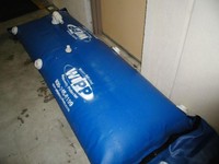 Water Inflated Property Protector (WIPP) tanggul air portabel untuk menggantikan fungsi karung pasir, buatan Hydroresponse, Selandia Baru.