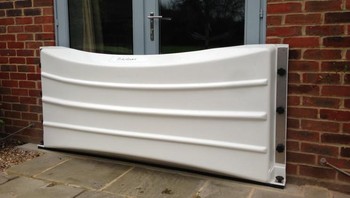 Aquobex Flood Guard buatan Aquobex di Inggris. Aquobex ini adalah penahan air yang bisa dipasang di pintu-pintu rumah, sehingga air banjir tidak masuk ke dalam rumah. (Aquobex)