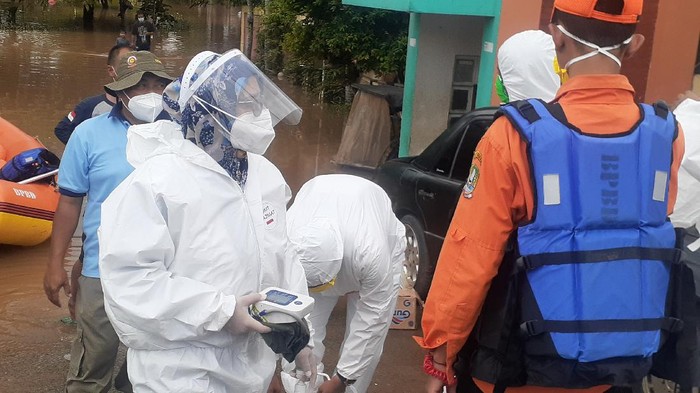 Tenaga Medis Puskesmas Jatiasih Evakuasi Pasien COVID yang Terdampak Banjir