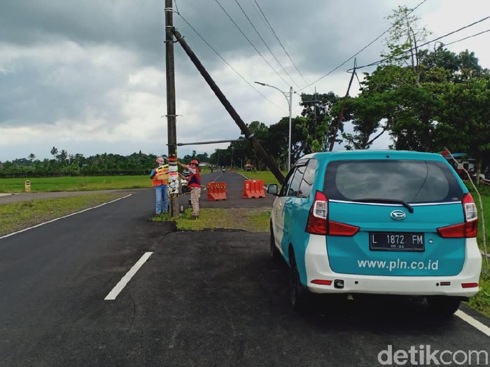 Tiang listrik yang berdiri di tengah jalan raya Desa Dasri, Kecamatan Tegalsari menyebabkan kecelakaan hingga korban tewas. Kini PLN Banyuwangi angkat bicara.