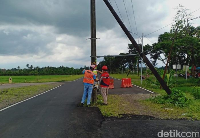Tiang listrik yang berdiri di tengah jalan raya Desa Dasri, Kecamatan Tegalsari menyebabkan kecelakaan hingga korban tewas. Kini PLN Banyuwangi angkat bicara.