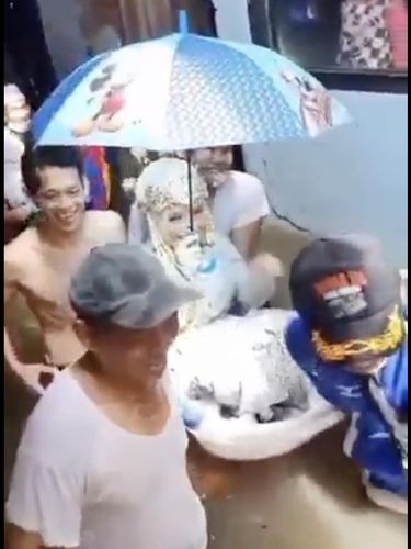 Viral pengantin wanita pakai bak mandi bayi saat banjir.