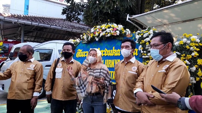 Wanita Emas mengantarkan langsung karangan bunga bernada satire soal banjir ke Balai Kota DKI, Minggu (21/2/2021).