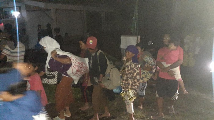 Warga Bekasi terdampak banjir tanggul jebol Sungai Citarum