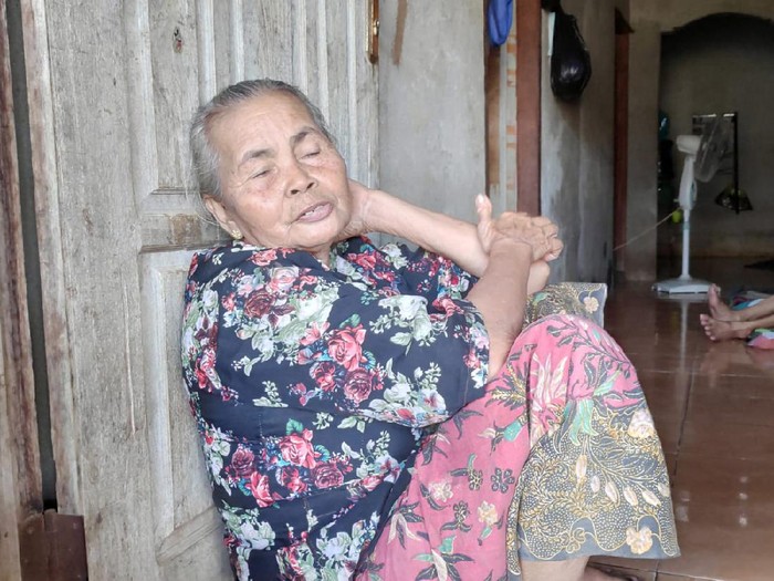 Tarsimah (65). Ia mengaku hanya bisa mendengar riuh sukacita dari warga yang menjadi miliarder.