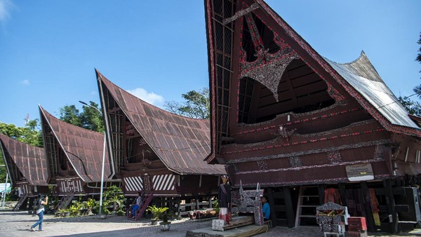 Wisatawan juga menikmati susana rumah adat di Desa Wisata Tomok, Simanindo, Samosir, Sumatera Utara. Wisatawan juga menikmati susana rumah adat di Desa Wisata Tomok, Simanindo, Samosir, Sumatera Utara.