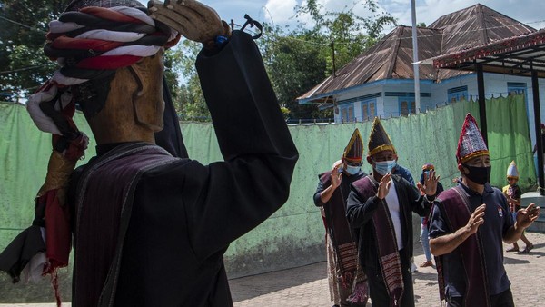 Patung Sigale-gale merupakan simbol untuk mengenang anak raja di Samosir dan saat ini dijadikan sebagai salah satu objek wisata daerah tersebut. 