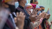 Wisatawan menari tarian tor tor di depan patung Sigale-gale.