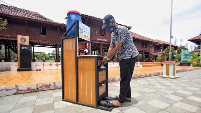 Sampah masker medis harus dibuang pada tempat yang benar. Hal ini guna mencegah penularan virus COVID-19 melalui limbah medis.