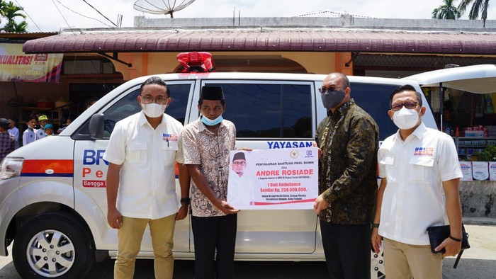 Anggota Komisi VI DPR Andre Rosiade mengatakan bantuan ambulans senilai Rp 250 juta merupakan bagian tanggung jawab kepada konstituennya di (Dapil) Sumbar 1.