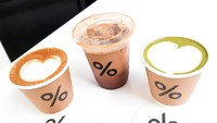 Beberapa yang bisa kamu coba adalah Caffe Latte, Dark Latte Ice, dan Matcha Latte. Untuk minuman kopi diracik dengan takaran 20 gram bubuk kopi. Foto: detikfood