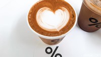 Penikmat kopi jangan sampai kelewatan mempir ke coffee shop hits ini. Cabang kedua di Jakarta, % Arabica membuka gerai di Ashta at District 8, SCBD. Foto: detikfood
