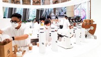 Mampir ke gerainya, kamu bisa mengintip aksi para barista yang tengah meracik minuman. % Arabica menawarkan kopi single origin atau minuman kopi lain berbasis espresso. Foto: detikfood