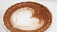 Caffe Latte terlihat cantik dengan latte art berbentuk hati. Minuman ini cocok untuk kamu pencinta kopi yang rasanya tidak terlalu kuat. Sebab rasa susunya lebih mendominasi. Foto: detikfood