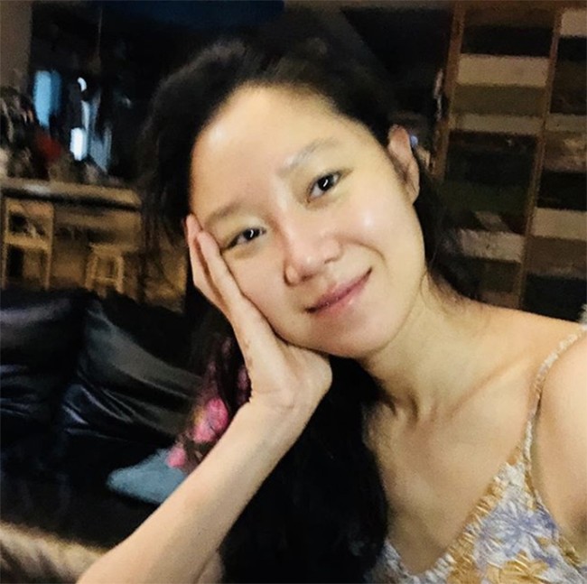 Artis Korea Gong Hyo Jin kerap mengunggah selfie tanpa filter dan makeup di Instagram (@rovvxhyo). Bintang drakor When the Camellia Blooms ini cantik alami dan effortless. Foto: Instagram rovvxhyo.