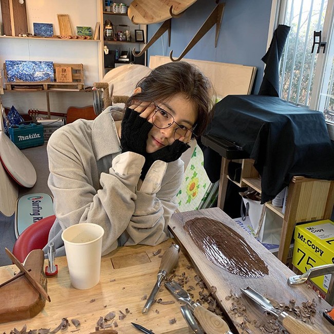 Artis Korea yang populer di drakor The World of The Married ini kerap pamer ‘bare face’ lewat akun Instagram (@xeesoxee). Begini wajah cantik Han So Hee tanpa riasan makeup. Foto: Instagram xeesoxee.