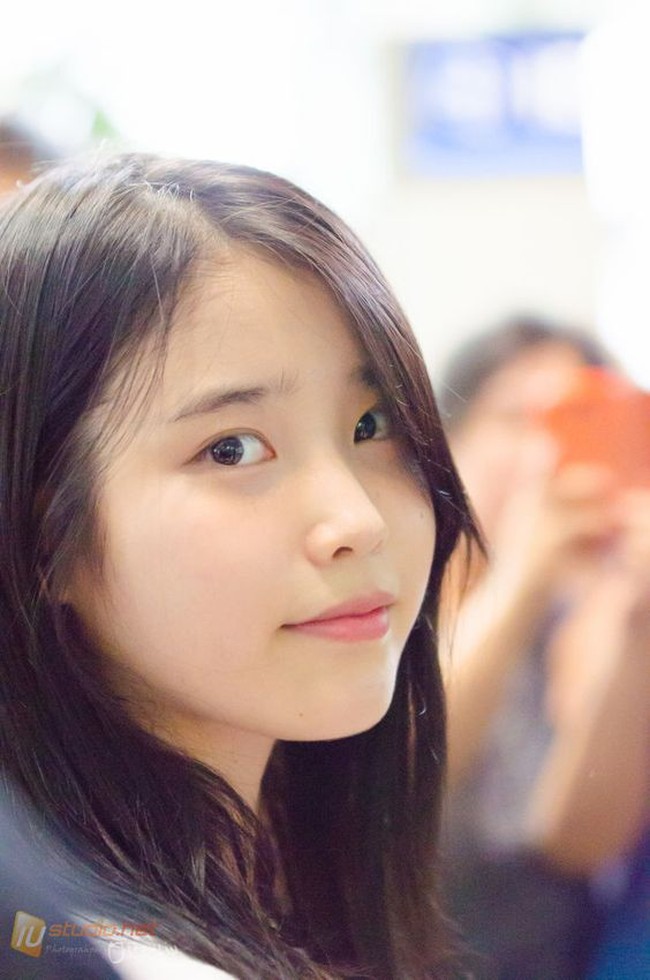 IU dikenal berwajah babyface dan terlihat awet muda di usia 27 tahun. Bintang drakor Hotel Del Luna ini bahkan sering ke bandara tanpa makeup dan memancarkan kecantikan alami. Foto: Pinterest.