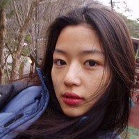 Artis Korea Jun Ji Hyun dikenal cantik alami dan awet muda di usia 39 tahun. Bintang drakor Kingdom ini seakan tak menua, dan ini penampilannya tanpa riasan makeup. Foto: Pinterest.