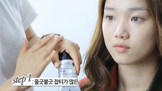 Sebelum membintangi drakor It’s Okay Thats Love, Lee Sung Kyung aktif sebagai model di bawah naungan YGK-Plus. Foto cantiknya tanpa makeup banyak beredar. Bahkan, artis Korea ini sering ke bandara dengan bare face. Foto: dok. Beauty+.