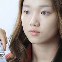 Sebelum membintangi drakor It’s Okay Thats Love, Lee Sung Kyung aktif sebagai model di bawah naungan YGK-Plus. Foto cantiknya tanpa makeup banyak beredar. Bahkan, artis Korea ini sering ke bandara dengan bare face. Foto: dok. Beauty+.