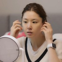 Seo Ji Hye tampil elegan sebagai tunangan Hyun Bin di drakor Crash Landing On You. Dalam program televisi I Live Alone, artis Korea ini menunjukkan rumah minimalisnya dan rutinitas makeup dalam keseharian. Begini wajahnya tanpa makeup.  Foto: dok. MBC.