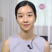 Seo Ye Ji, tampil memukau sebagai Ko Moon Young di drakor It’s Okay Not to be Okay. Ia menunjukkan kecantikan alaminya di program televisi Get It Beauty, saat menghapus riasan makeup. Foto: dok. On Style.