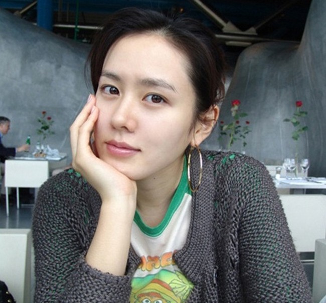 Awet muda dan cantik alami. Son Ye Jin yang populer di drakor Crash Landing On You, memulai debut akting sejak 19 tahun dan kini berumur 39 tahun. Ini penampilannya tanpa makeup. Foto: dok. Korea Herald