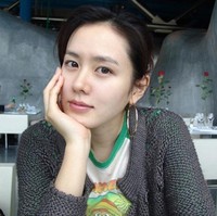 Awet muda dan cantik alami. Son Ye Jin yang populer di drakor Crash Landing On You, memulai debut akting sejak 19 tahun dan kini berumur 39 tahun. Ini penampilannya tanpa makeup. Foto: dok. Korea Herald