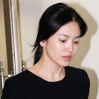 Song Hye Kyo dianggap sebagai salah satu wanita tercantik di Korea Selatan. Foto cantiknya tanpa makeup bahkan sering viral. Bintang drakor Encounter ini terlihat awet muda di umur 39 tahun. Foto: Pinterest.