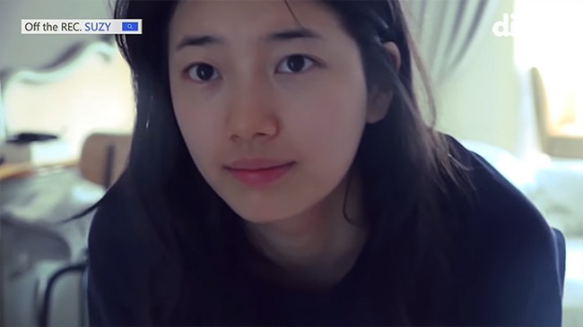 Bintang drakor Start Up, Bae Suzy tak ragu menampilkan wajah aslinya di depan kamera. Dalam program YouTube ‘Off the Record’, artis Korea ini menunjukkan wajahnya yang baru bangun tidur dari jarak dekat. Foto: dok. Dingo.