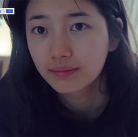 Bintang drakor Start Up, Bae Suzy tak ragu menampilkan wajah aslinya di depan kamera. Dalam program YouTube ‘Off the Record’, artis Korea ini menunjukkan wajahnya yang baru bangun tidur dari jarak dekat. Foto: dok. Dingo.
