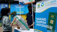 Program menukarkan sampah menjadi emas ini diketahui merupakan turunan dari Program Kurangi Pisahkan dan Manfaatkan (Kang Pisman) yang menjadi program unggulan Wali Kota Bandung.