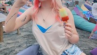 Yummy! Es krim dan pizza jadi santapan Wendy ketika menghabiskan momen santai. Ia menikmatinya di pinggir pantai, ditemani suara debur ombak serta semilir angin pantai yang sepoi-sepoi.  Foto: instagram @wendywalters