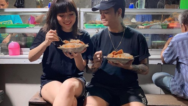 Asyiknya Reza Arap dan Wendy Walters Saat Makan Nasi Uduk dan Sereal