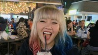 Siapa yang tak suka thai tea? Minuman teh yang rasanya manis creamy ini juga jadi favorit Wendy. Terlihat dari ekspresinya yang super happy. Foto: instagram @wendywalters